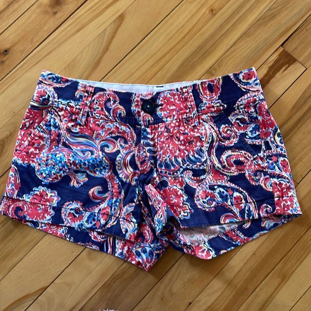 Lilly Pulitzer The Walsh Short. Navy/red/multi fleur de lis print. Size 00. - Picture 2 of 6